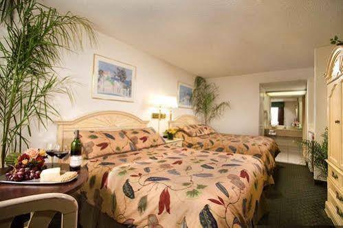 Travelodge By Wyndham Downtown Convention Center 2*