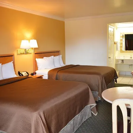 Travelodge By Wyndham San Diego Downtown Convention Center Room photo