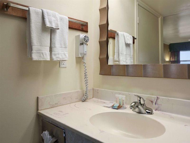 Travelodge By Wyndham Downtown Convention Center Hotel